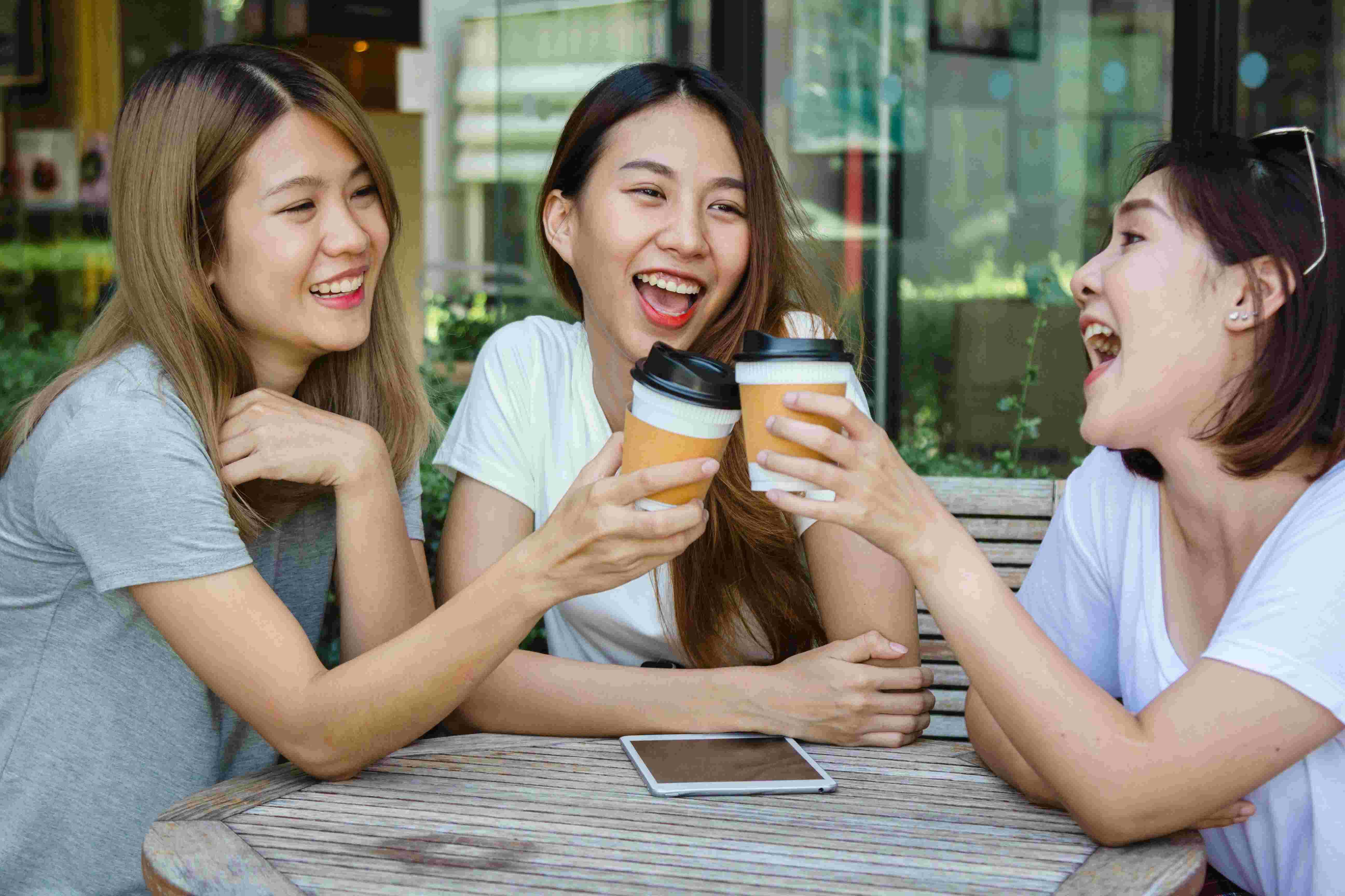 Bukan Uang atau Karier yang Bikin Kita Panjang Umur, Tapi Hubungan Sosial!